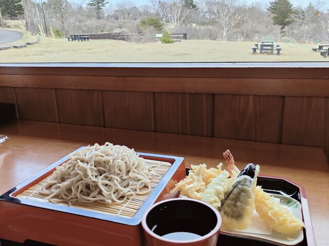 景色を眺めつつ天ざるそばを食べました_山の駅たかはら