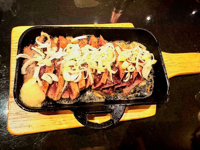 生でもいけそうな、名物レバテキ_肉と煮込みのビストロ酒場 RARIATT