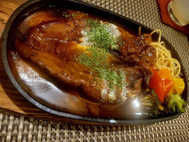 イチオシ豚タンシチュー 継ぎ足し秘伝のデミソース_肉と煮込みのビストロ酒場 RARIATT