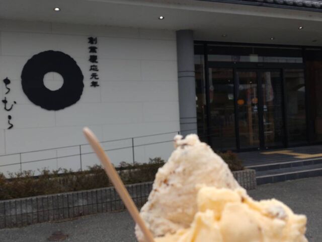お店の前でパチリ_とうふちくわの里 ちむら