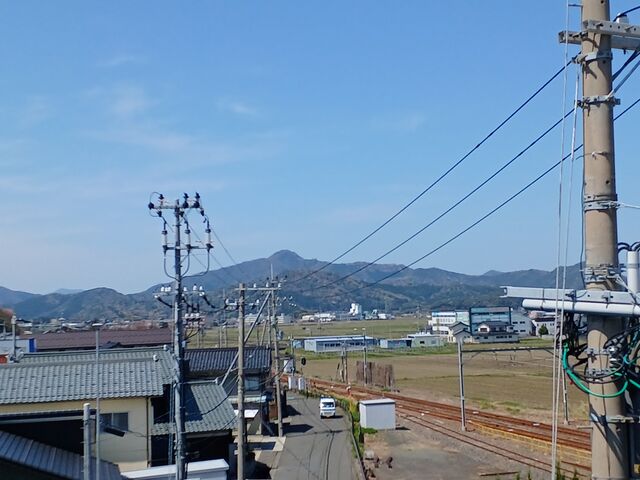 2階のテラスからは、先ほどまで 足湯を楽しんでいた レインボーテラス 山頂公園が見た_道の駅 若狭美浜はまびより