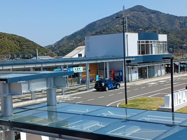 2階テラスから見る 隣の綺麗な美浜駅_道の駅 若狭美浜はまびより