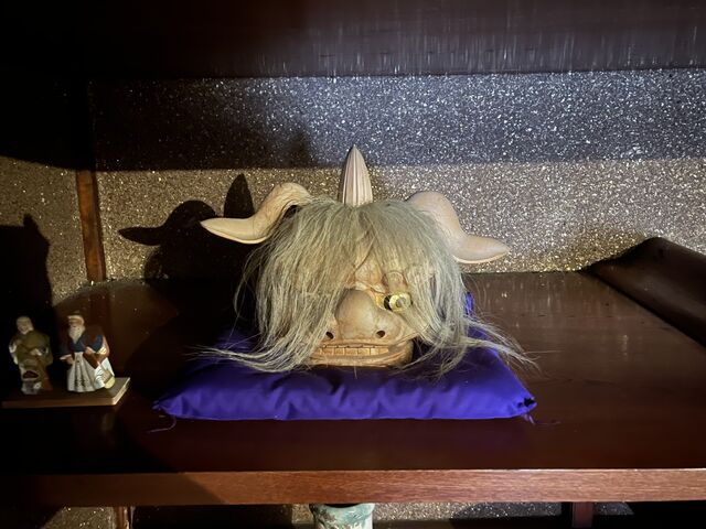 大広間にある、小さい頃兄弟が持って追いかけてきて泣かされたお獅子_渡部家史料館