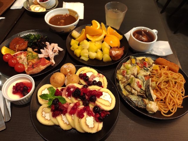 蟹パスタ、鰆と野菜クリーム煮、
ビーフカレー、自作ケーキ、フルーツ_ブッフェ&カフェラマレーア 三井ガーデンホテル汐留イタリア街