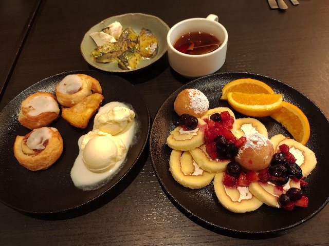 シナモンロールとアイス、鰆マスタード焼き、自作ケーキ_ブッフェ&カフェラマレーア 三井ガーデンホテル汐留イタリア街