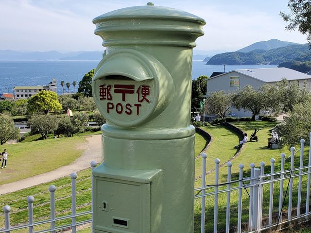 オリーブ色のポスト
集荷しているので投函できます_小豆島交通株式会社