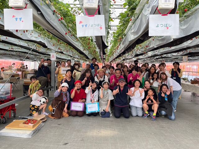 国内初のいちごハウスでのマルシェ、参加メンバーの笑顔が弾けてます。_ITADAKI FARM OGORI(いただきいちご園)