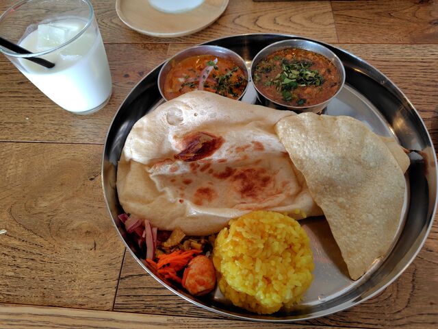 笑夢 ライスとナンとカレー2種とラッシー_かわまちてらす閖上