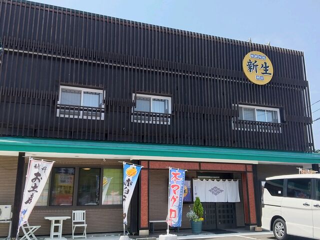 駐車場も広いです。
店内は混雑してました。_新生