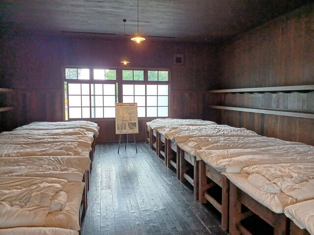 兵士の居室。かなり狭い寝台です。_桶川飛行学校平和祈念館