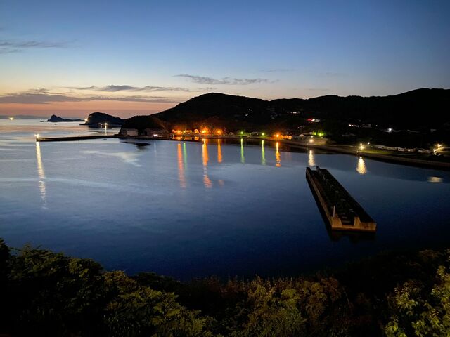部屋から見える湯本湾の夜景_国民宿舎壱岐島荘