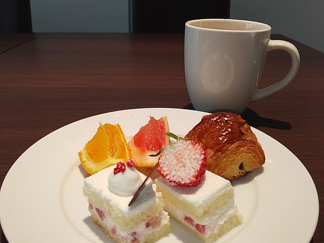 苺のショートケーキ、チョコデニッシュ、カフェオレ_ノーザンテラスダイナー