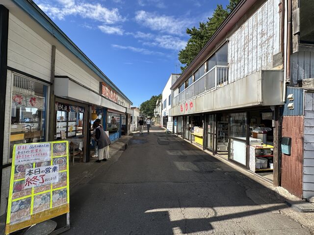 向かい合ってお店があります。右側が調理とお会計、左側が客席です。_もりや商店