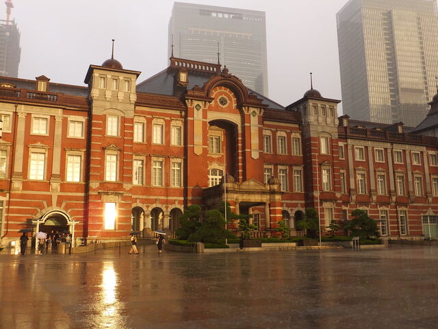 窓が夕陽に照らされて_東京駅丸の内駅舎