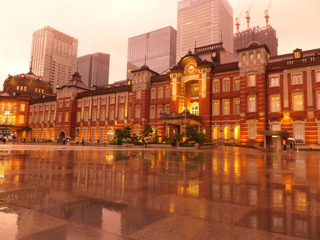 灯りがつき始めた駅舎_東京駅丸の内駅舎