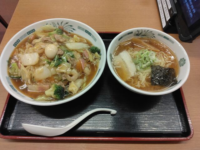 ボリューム満点の「中華丼」と「半ラーメン」です。おいしかったです。_熱烈 中華食堂 日高屋 西葛西北口店