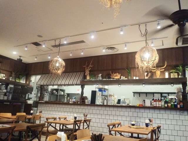 店内は明るく落ち着いた雰囲気。_肉が旨いカフェ NICK STOCK イオンモールKYOTO店