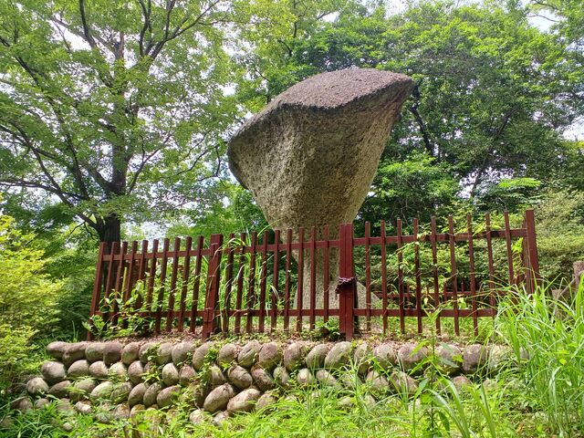 色々な角度から 形を楽しめます_傘岩
