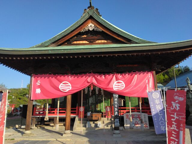 今日は台風(熱帯低気圧)一過の爽やかな秋晴れの朝に参拝しました。白崎八幡宮で、今日は神前結婚式あり。_白崎八幡宮