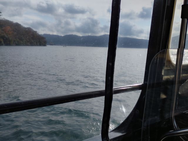芦ノ湖入水_箱根園 水陸両用バス(忍者バス)