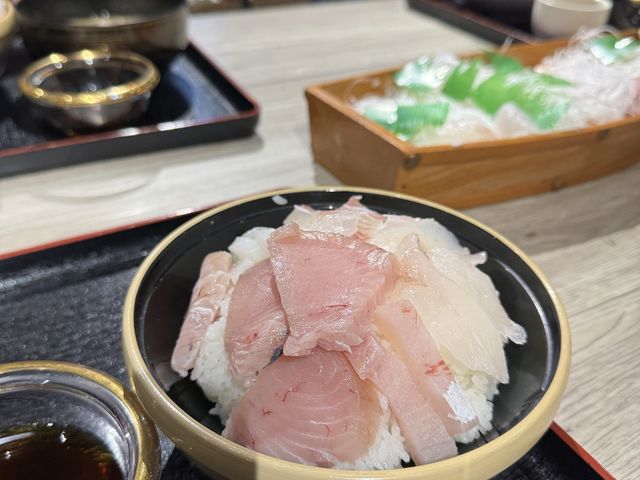 舟盛りの刺身でセルフ海鮮丼_壱岐ツーリズム