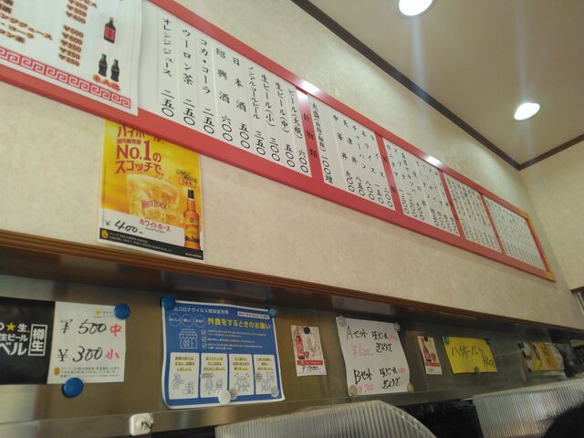 お店は、一人がけの席が四席と、四人がけのテーブル席が四つの、中華屋さんらしい雰囲気です。_東大楼