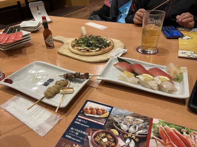 焼き鳥やお寿司、ピザもあって子供連れでも大丈夫!_魚民 草津温泉湯畑店