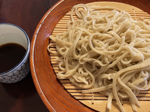 打ち立ての蕎麦を頂き、お持ち帰りも二人前。_おだわらそばくらぶ