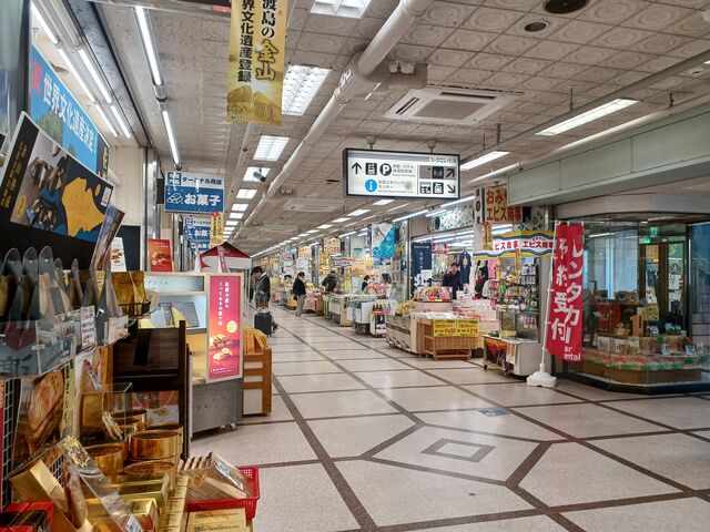 ターミナル2階で お土産を購入_両津港ターミナル