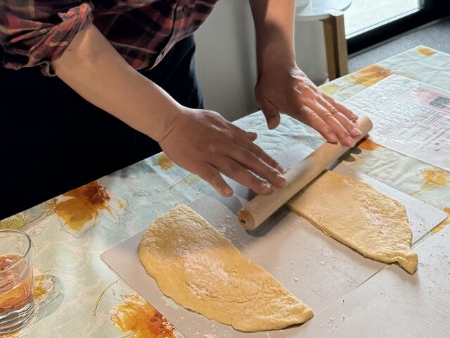 めん棒で薄く伸ばしましょう!_キッチンスタジオ ぐらんま