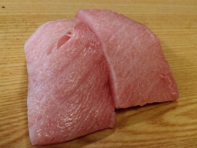 大トロ。値段もそれなりですが、味と大きさから言えば安いかも笑。_一楽寿司