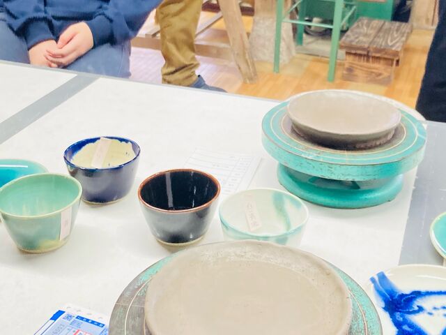 色染めの見本を見せてもらっていたところです_法勝寺焼松花窯