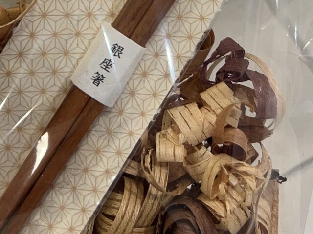 通常なら自分の木1色しか緩衝材に入らないはずです。_木の暮らし 銀座店