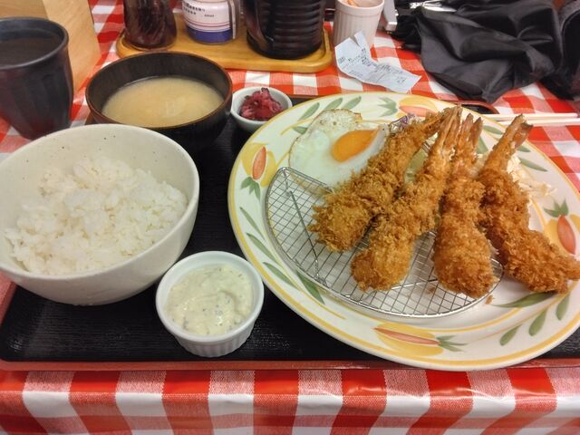 おいしいエビフライ定食です。2,000円を越えました。_三好弥