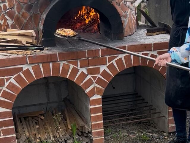 廃材を活用した窯で焼きます(子供でも安全にできました)_-outdoor pizza club-MAKI de pizza