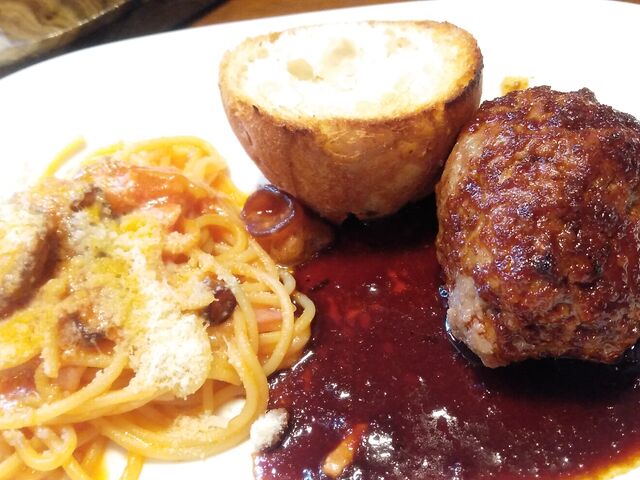 Cセットのメイン、ハンバーグと本日の生パスタ_レストラン&カフェ ボン Restaurant&Cafe Bon