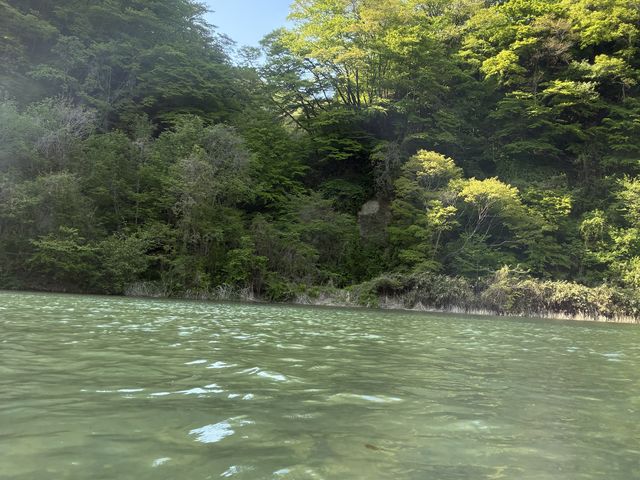 前日の雨で澄んだブルーではないものの、それでも綺麗だなーと思いました。_四万湖SUP ブルーストロール