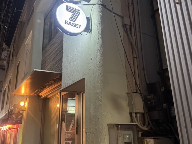 店舗外観(丸い看板が目印)_Shisha Bar Suien スイエン