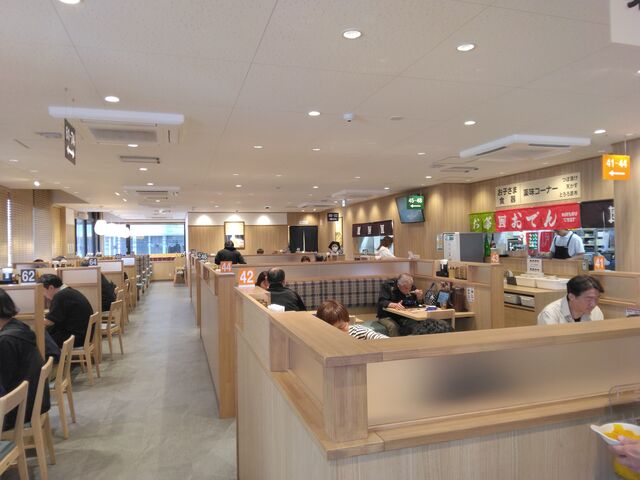 店内は広く綺麗です。_資さんうどん 両国店