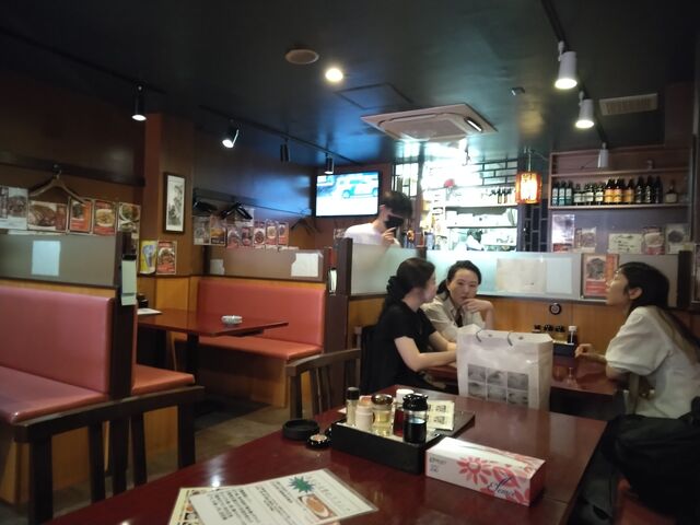 店員さん達も中国の方だと思います。_王さん私家菜 上野店