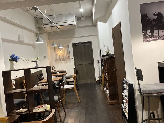 街なかの喧騒を忘れる落ち着いた店内_cafe Blue moon