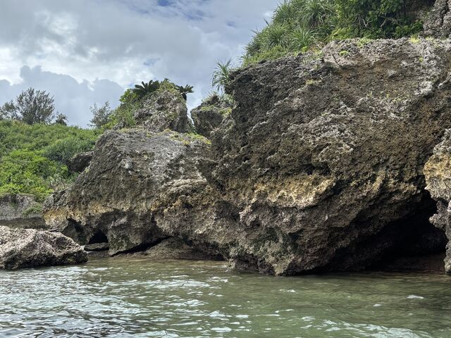 海の水で削れていってる洞窟_オーシャンブリッジ沖縄