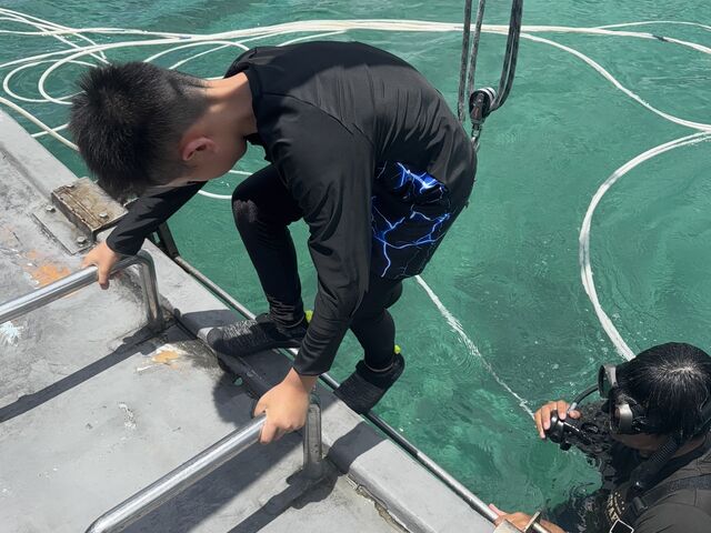ハシゴを伝って水面まで降りる_M'zOcean