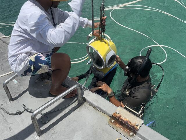 肩まで浸かった所で酸素が供給されるカプセルをかぶる_M'zOcean
