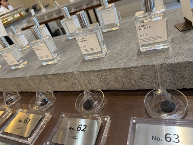 一つ一つ香りを確認します。_MY ONLY FRAGRANCE NAGOYA