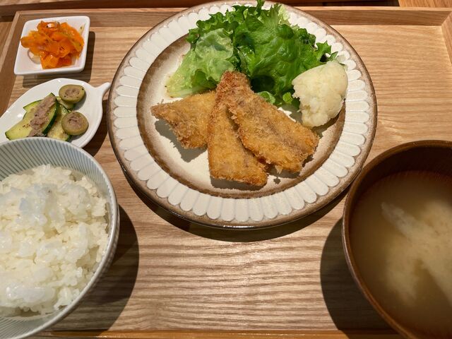 アジフライ、美味しいです。お刺身でいただける新鮮なものをフライにしています。_コーヒーとお酒 コパンコパン