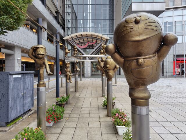 マンテンホテルの入口前にあります。_ドラえもんの散歩道