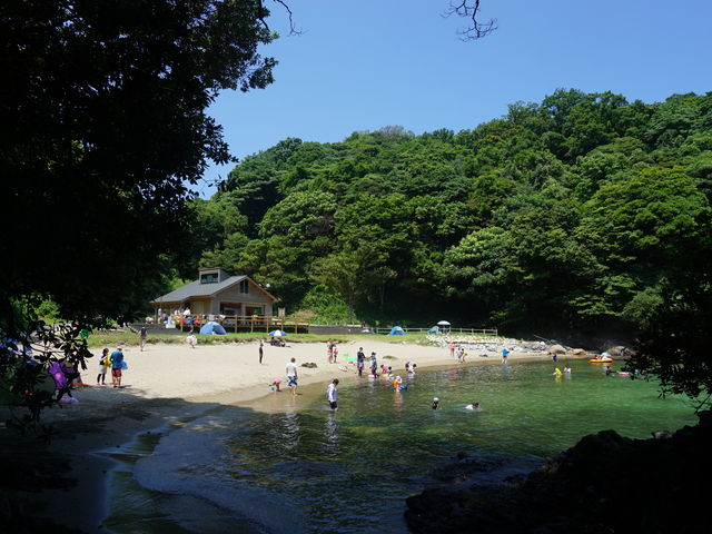お子様連れでにぎわう庵蛇浜(あんじゃはま)。_休暇村竹野海岸