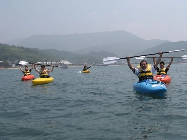 「カヤック体験」概ね4月〜10月の期間で、体験学習の中では、一番人気の科目です。ソロ方からファミリー、団体の方まで、瀬戸内海の海抜ゼロをぜひ体験ください。_小豆島ふるさと村