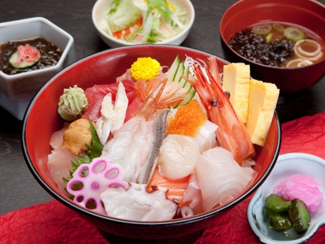 地元の新鮮な魚介類がたっぷり!海鮮丼♪_八森いさりび温泉 ハタハタ館